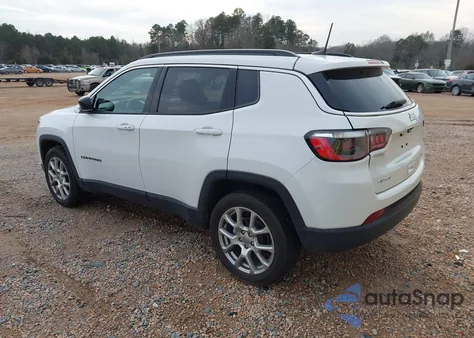 2022 Jeep Compass Latitude Lux 4X4 z USA, uszkodzony, nr VIN 3C4NJDFB5NT185935